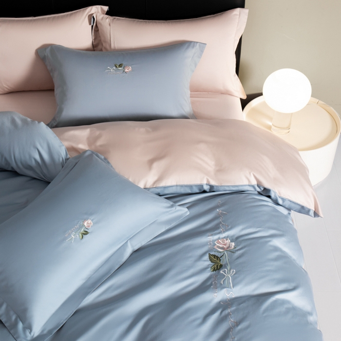 91家纺网 家纺一手货源 找家纺 秀色家纺 2025新款轻奢60支贡缎长绒纯棉四件套全棉简约清新刺绣花被套床单高级感 唤醒-天空蓝+茱萸粉