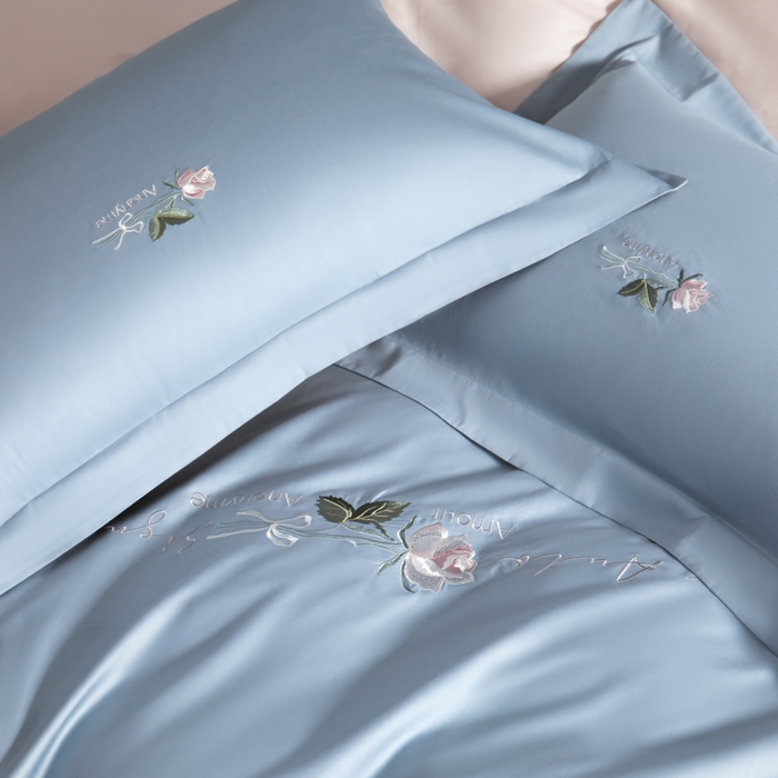 91家纺网 家纺一手货源 找家纺 秀色家纺 2025新款轻奢60支贡缎长绒纯棉四件套全棉简约清新刺绣花被套床单高级感 唤醒-天空蓝+茱萸粉