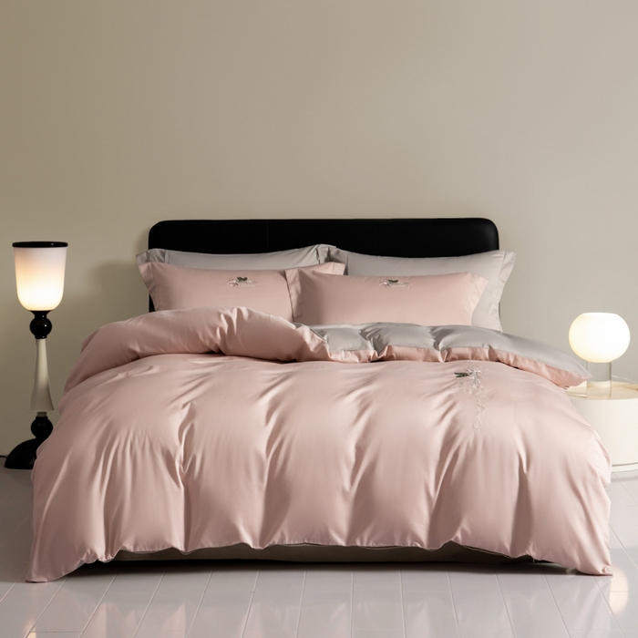 91家纺网 家纺一手货源 找家纺 秀色家纺 2025新款轻奢60支贡缎长绒纯棉四件套全棉简约清新刺绣花被套床单高级感 唤醒-茱萸粉+烟墨灰