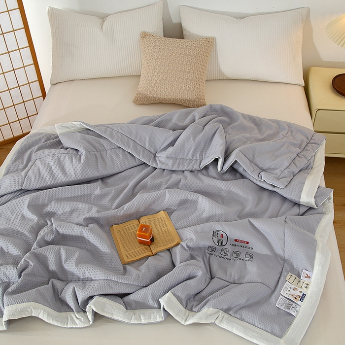 91家纺网 家纺一手货源 找家纺 爱宝被业 2025新款泡泡纱夏被 灰色