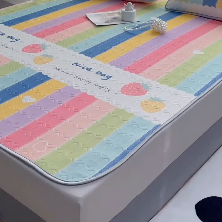 91家纺网 家纺一手货源 找家纺 贝拉梦家纺 2024新款乳胶凉席印花款三件套 彩虹莓莓