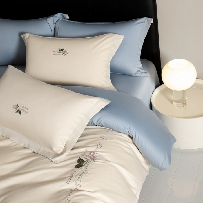 91家纺网 家纺一手货源 找家纺 秀色家纺 2025新款轻奢60支贡缎长绒纯棉四件套全棉简约清新刺绣花被套床单高级感 唤醒-奶昔白+天空蓝