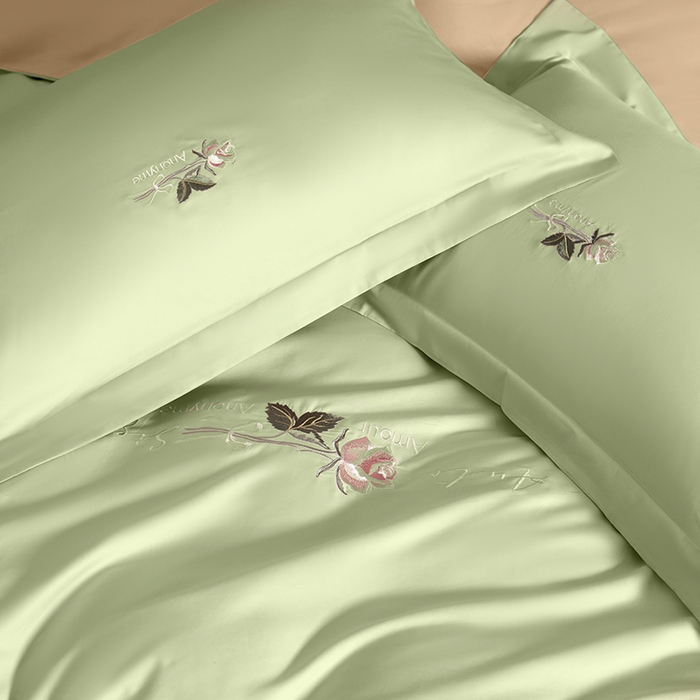 91家纺网 家纺一手货源 找家纺 秀色家纺 2025新款轻奢60支贡缎长绒纯棉四件套全棉简约清新刺绣花被套床单高级感 莺茶绿+香槟金