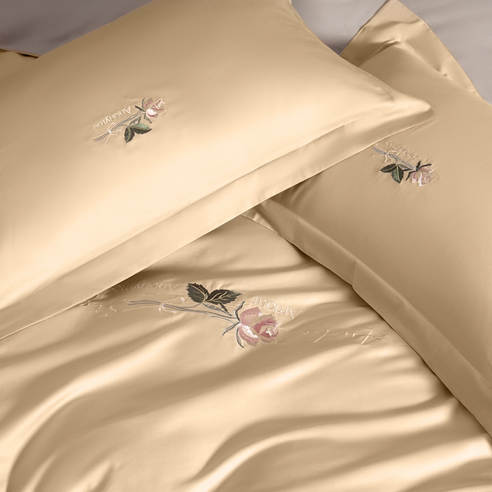 91家纺网 家纺一手货源 找家纺 秀色家纺 2025新款轻奢60支贡缎长绒纯棉四件套全棉简约清新刺绣花被套床单高级感 香槟金+烟墨灰