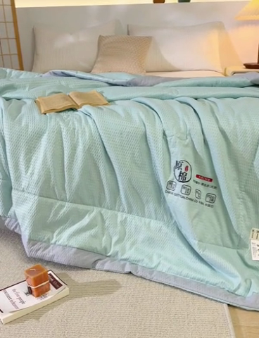 91家纺网 家纺一手货源 找家纺 爱宝被业 2025新款泡泡纱夏被 水绿