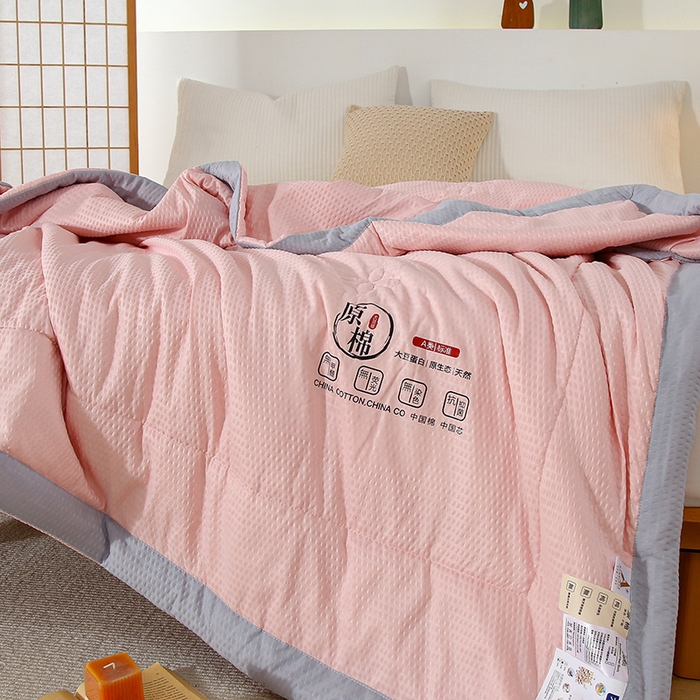 91家纺网 家纺一手货源 找家纺 爱宝被业 2025新款泡泡纱夏被 粉色