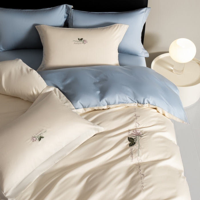 91家纺网 家纺一手货源 找家纺 秀色家纺 2025新款轻奢60支贡缎长绒纯棉四件套全棉简约清新刺绣花被套床单高级感 唤醒-奶昔白+天空蓝