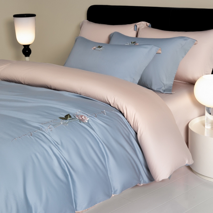 91家纺网 家纺一手货源 找家纺 秀色家纺 2025新款轻奢60支贡缎长绒纯棉四件套全棉简约清新刺绣花被套床单高级感 唤醒-天空蓝+茱萸粉