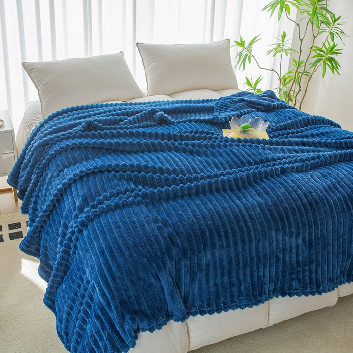 91家纺网 家纺一手货源 找家纺 卡琪曼 2024新款高克重魔法绒牛奶绒毛毯毯子 深蓝