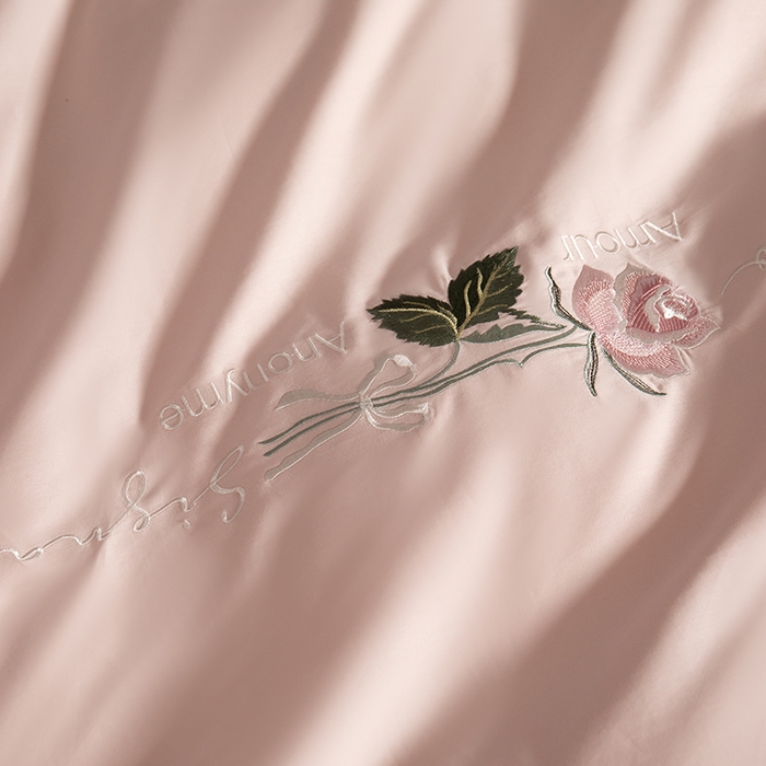 91家纺网 家纺一手货源 找家纺 秀色家纺 2025新款轻奢60支贡缎长绒纯棉四件套全棉简约清新刺绣花被套床单高级感 茱萸粉+丁香