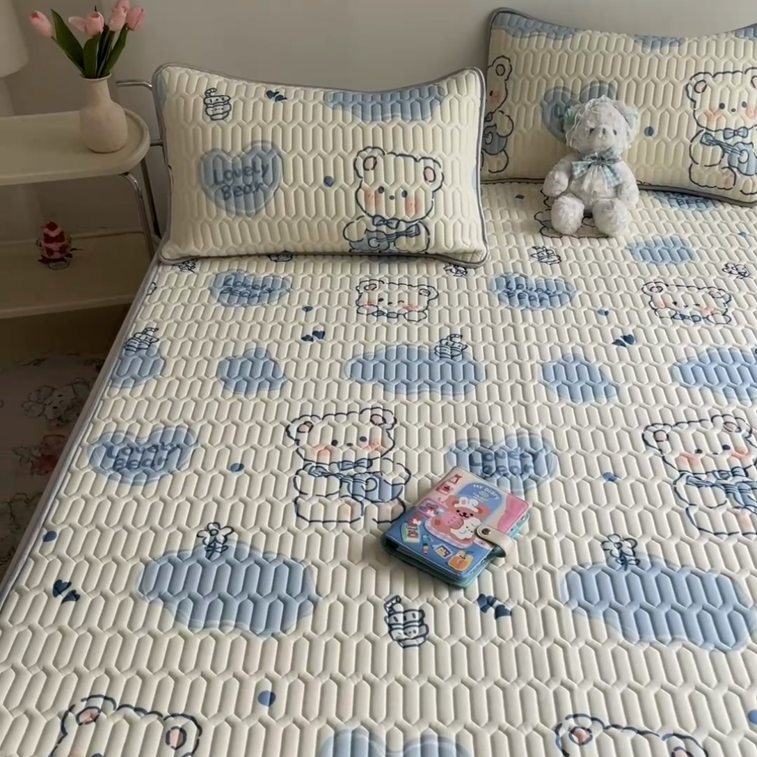 91家纺网 家纺一手货源 找家纺 沐慕 2024新款小清新印花乳胶凉席 吉他熊