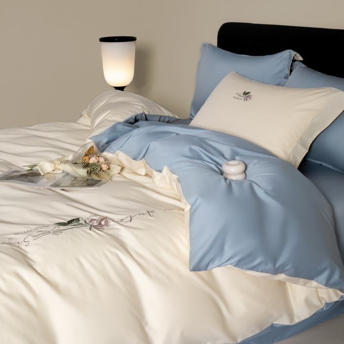 91家纺网 家纺一手货源 找家纺 秀色家纺 2025新款轻奢60支贡缎长绒纯棉四件套全棉简约清新刺绣花被套床单高级感 唤醒-奶昔白+天空蓝