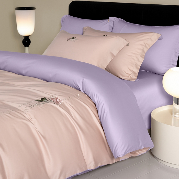 91家纺网 家纺一手货源 找家纺 秀色家纺 2025新款轻奢60支贡缎长绒纯棉四件套全棉简约清新刺绣花被套床单高级感 茱萸粉+丁香