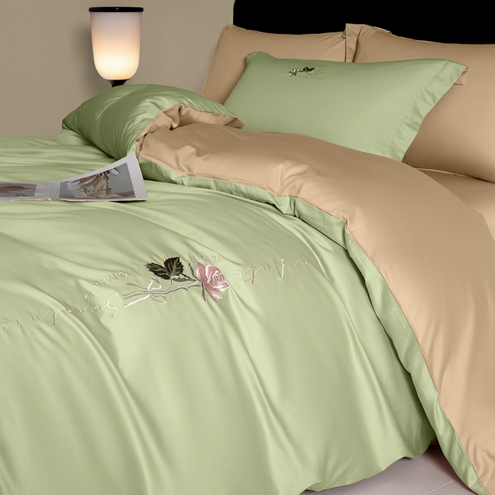91家纺网 家纺一手货源 找家纺 秀色家纺 2025新款轻奢60支贡缎长绒纯棉四件套全棉简约清新刺绣花被套床单高级感 莺茶绿+香槟金