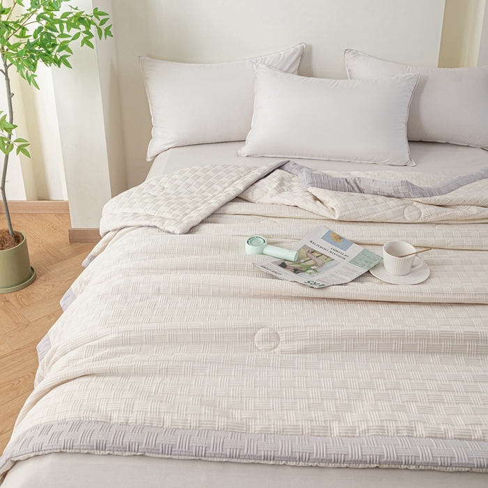 91家纺网 家纺一手货源 找家纺 爱宝被业 2025新款华夫格提花针织棉纤维夏被 奶油白