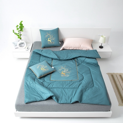 91家纺网 家纺一手货源 找家纺 吉利家居 2024新款全棉抱枕被四季款 孔雀蓝