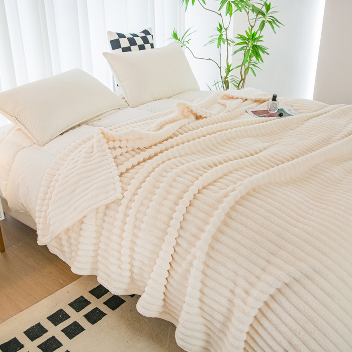 91家纺网 家纺一手货源 找家纺 卡琪曼 2024新款高克重魔法绒牛奶绒毛毯毯子 米白