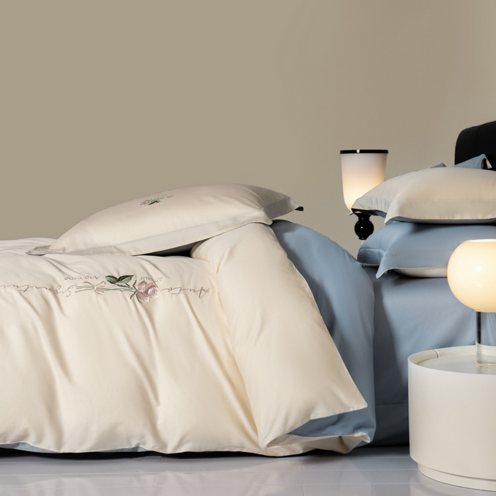 91家纺网 家纺一手货源 找家纺 秀色家纺 2025新款轻奢60支贡缎长绒纯棉四件套全棉简约清新刺绣花被套床单高级感 唤醒-奶昔白+天空蓝