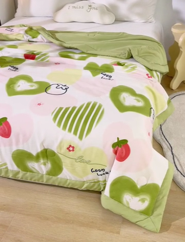 91家纺网 家纺一手货源 找家纺 爱宝被业 2025新款水洗棉麻双层纱夏凉被 甜心草莓