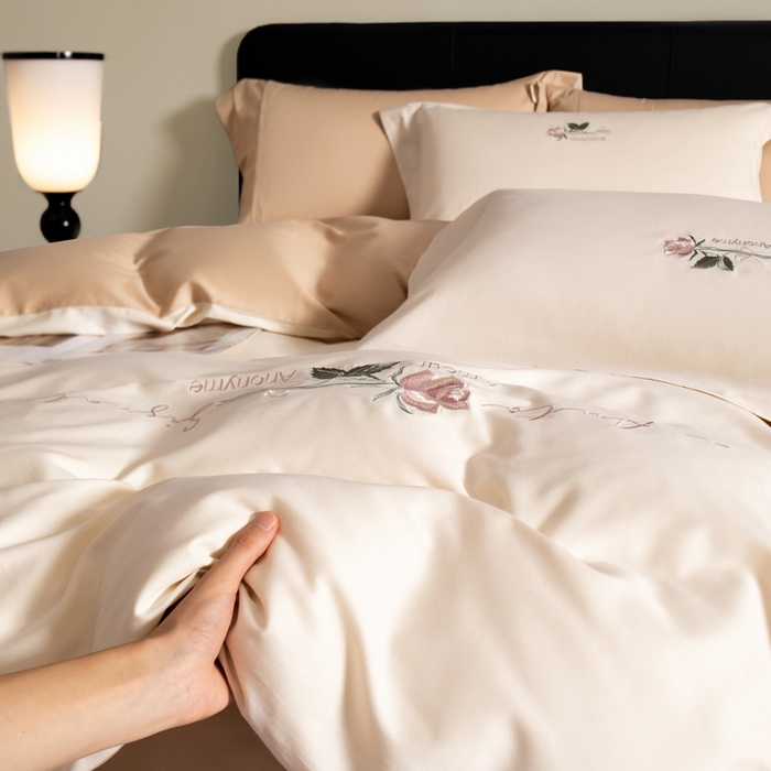 91家纺网 家纺一手货源 找家纺 秀色家纺 2025新款轻奢60支贡缎长绒纯棉四件套全棉简约清新刺绣花被套床单高级感 唤醒-奶昔白+香槟金
