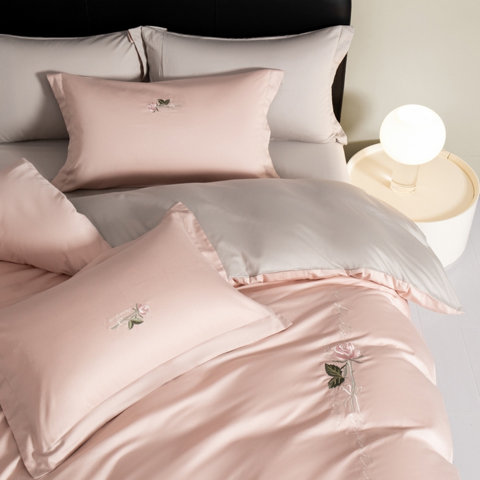 91家纺网 家纺一手货源 找家纺 秀色家纺 2025新款轻奢60支贡缎长绒纯棉四件套全棉简约清新刺绣花被套床单高级感 唤醒-茱萸粉+烟墨灰