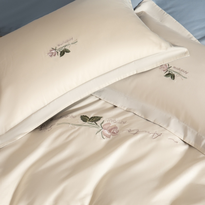 91家纺网 家纺一手货源 找家纺 秀色家纺 2025新款轻奢60支贡缎长绒纯棉四件套全棉简约清新刺绣花被套床单高级感 唤醒-奶昔白+天空蓝