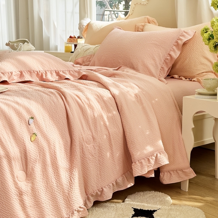 91家纺网 家纺一手货源 找家纺 米菲 2024新款泡泡棉纯色花边款夏被夏被四件套 浪漫橙