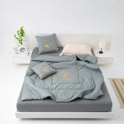 91家纺网 家纺一手货源 找家纺 吉利家居 2024新款全棉抱枕被四季款 浅灰