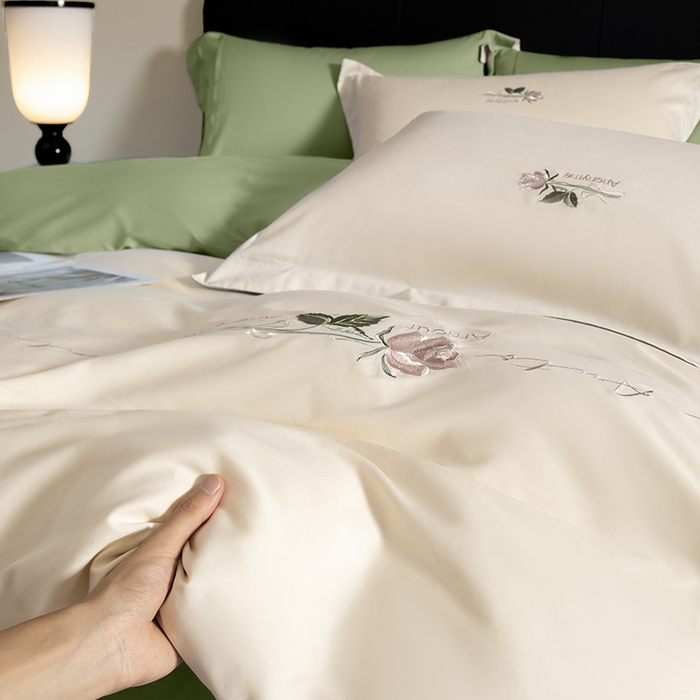 91家纺网 家纺一手货源 找家纺 秀色家纺 2025新款轻奢60支贡缎长绒纯棉四件套全棉简约清新刺绣花被套床单高级感 奶昔白+莺茶绿