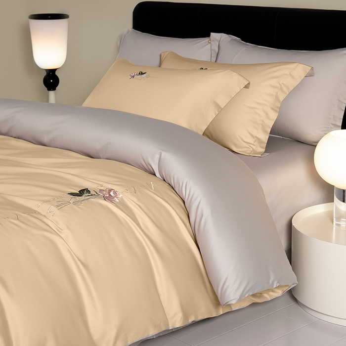 91家纺网 家纺一手货源 找家纺 秀色家纺 2025新款轻奢60支贡缎长绒纯棉四件套全棉简约清新刺绣花被套床单高级感 香槟金+烟墨灰