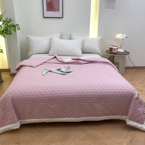 91家纺网 家纺一手货源 找家纺 爱宝被业 2025新款华夫格提花针织棉纤维夏被 山茶粉