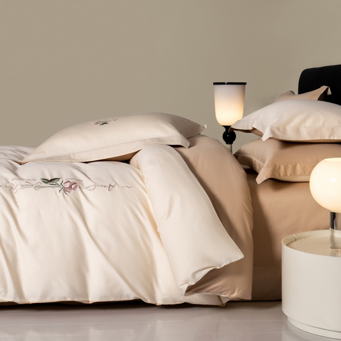 91家纺网 家纺一手货源 找家纺 秀色家纺 2025新款轻奢60支贡缎长绒纯棉四件套全棉简约清新刺绣花被套床单高级感 唤醒-奶昔白+香槟金