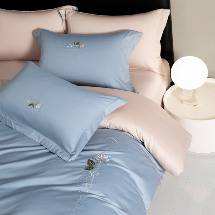 91家纺网 家纺一手货源 找家纺 秀色家纺 2025新款轻奢60支贡缎长绒纯棉四件套全棉简约清新刺绣花被套床单高级感 唤醒-天空蓝+茱萸粉