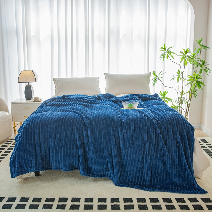 91家纺网 家纺一手货源 找家纺 卡琪曼 2024新款高克重魔法绒牛奶绒毛毯毯子 深蓝