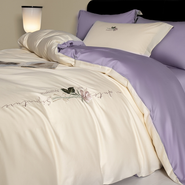 91家纺网 家纺一手货源 找家纺 秀色家纺 2025新款轻奢60支贡缎长绒纯棉四件套全棉简约清新刺绣花被套床单高级感 奶昔白+丁香