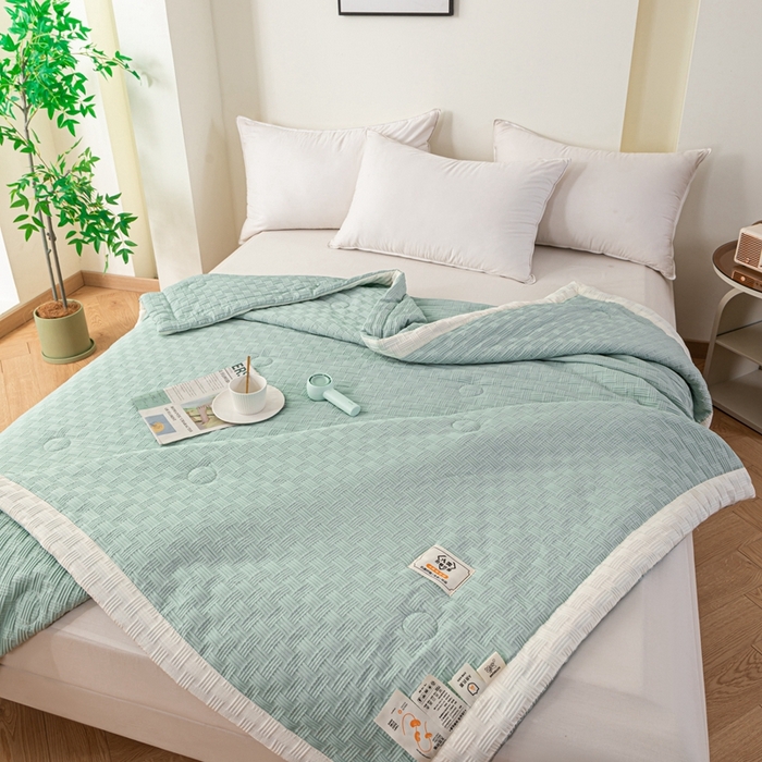 91家纺网 家纺一手货源 找家纺 爱宝被业 2025新款华夫格提花针织棉纤维夏被 水波绿