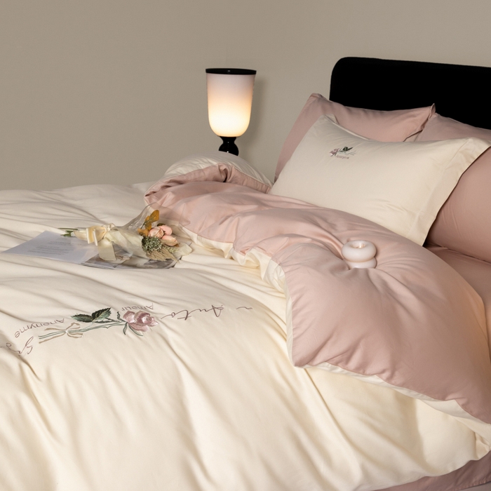 91家纺网 家纺一手货源 找家纺 秀色家纺 2025新款轻奢60支贡缎长绒纯棉四件套全棉简约清新刺绣花被套床单高级感 唤醒-奶昔白+茱萸粉