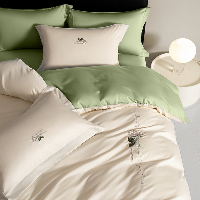 91家纺网 家纺一手货源 找家纺 秀色家纺 2025新款轻奢60支贡缎长绒纯棉四件套全棉简约清新刺绣花被套床单高级感 奶昔白+莺茶绿
