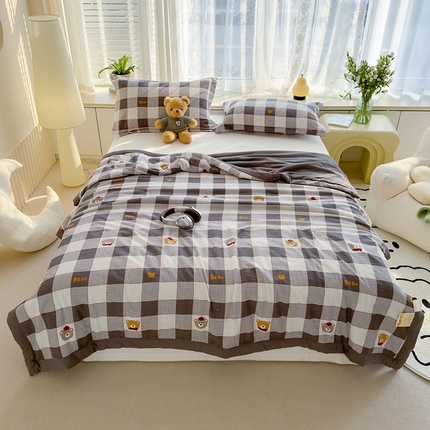 91家纺网 家纺一手货源 找家纺 蓝冰家纺 2024新款亲肤舒适泡泡棉印花夏被 格子熊