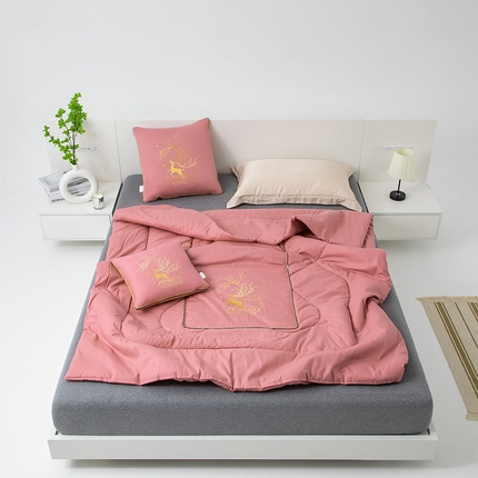 91家纺网 家纺一手货源 找家纺 吉利家居 2024新款全棉抱枕被四季款 豆沙粉