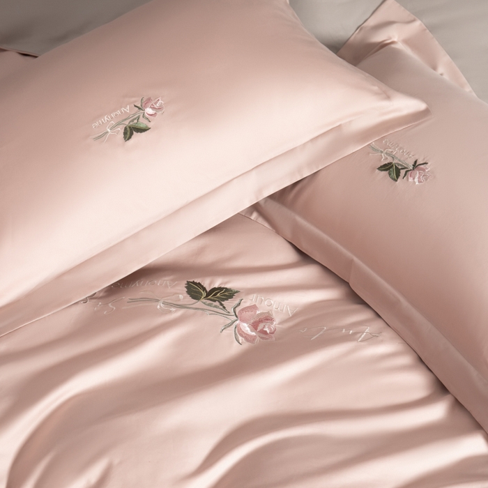 91家纺网 家纺一手货源 找家纺 秀色家纺 2025新款轻奢60支贡缎长绒纯棉四件套全棉简约清新刺绣花被套床单高级感 唤醒-茱萸粉+烟墨灰