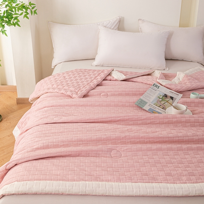 91家纺网 家纺一手货源 找家纺 爱宝被业 2025新款华夫格提花针织棉纤维夏被 山茶粉