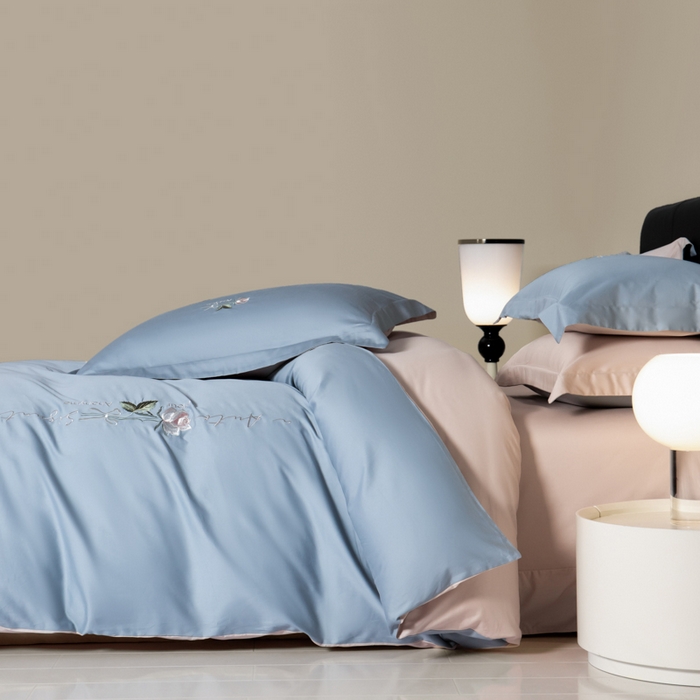 91家纺网 家纺一手货源 找家纺 秀色家纺 2025新款轻奢60支贡缎长绒纯棉四件套全棉简约清新刺绣花被套床单高级感 唤醒-天空蓝+茱萸粉