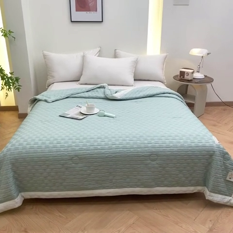 91家纺网 家纺一手货源 找家纺 爱宝被业 2025新款华夫格提花针织棉纤维夏被 水波绿