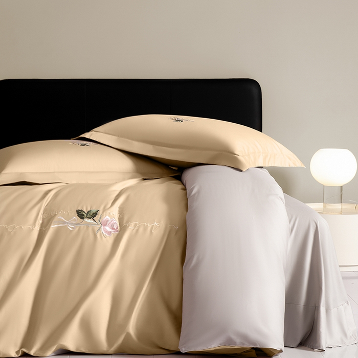 91家纺网 家纺一手货源 找家纺 秀色家纺 2025新款轻奢60支贡缎长绒纯棉四件套全棉简约清新刺绣花被套床单高级感 香槟金+烟墨灰