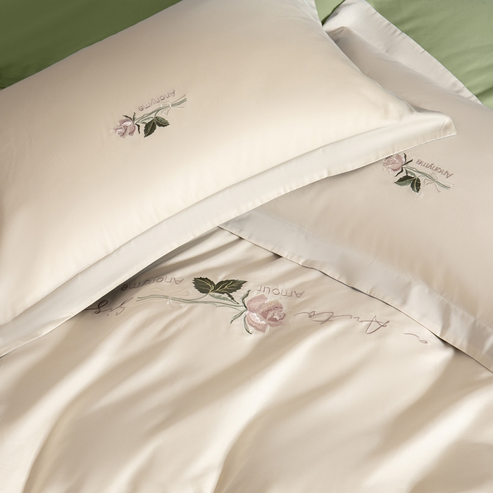 91家纺网 家纺一手货源 找家纺 秀色家纺 2025新款轻奢60支贡缎长绒纯棉四件套全棉简约清新刺绣花被套床单高级感 奶昔白+莺茶绿