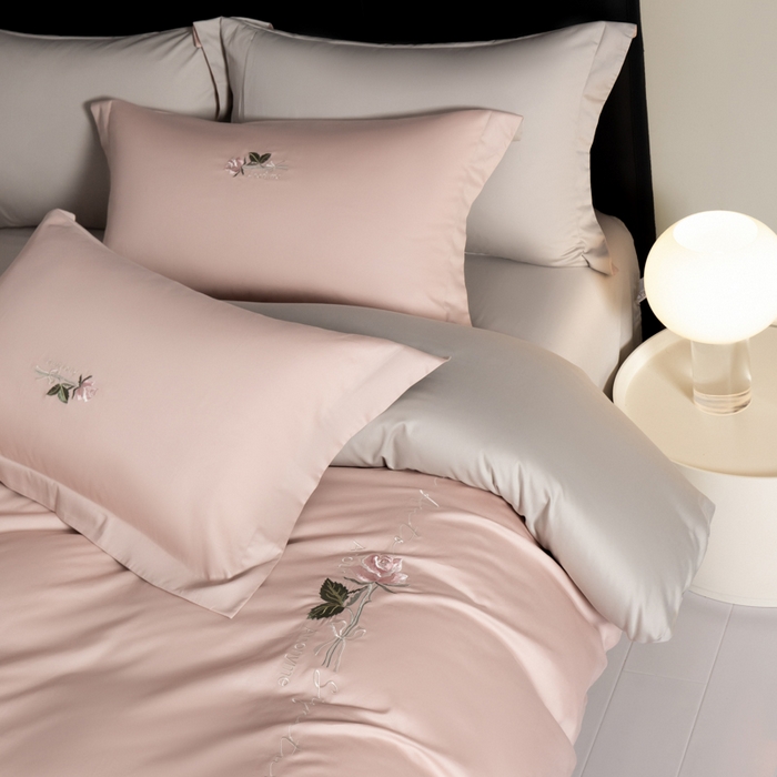 91家纺网 家纺一手货源 找家纺 秀色家纺 2025新款轻奢60支贡缎长绒纯棉四件套全棉简约清新刺绣花被套床单高级感 唤醒-茱萸粉+烟墨灰