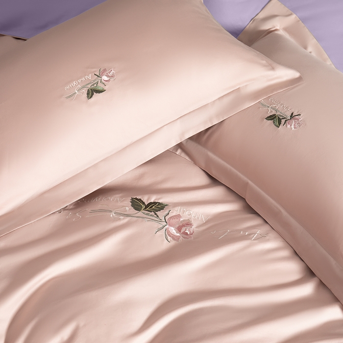 91家纺网 家纺一手货源 找家纺 秀色家纺 2025新款轻奢60支贡缎长绒纯棉四件套全棉简约清新刺绣花被套床单高级感 茱萸粉+丁香