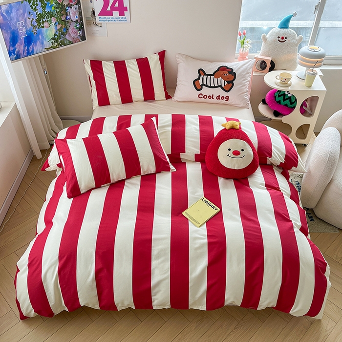 91家纺网 家纺一手货源 找家纺 2024新款大版枕套数码印花全棉四件套 红粗条纹