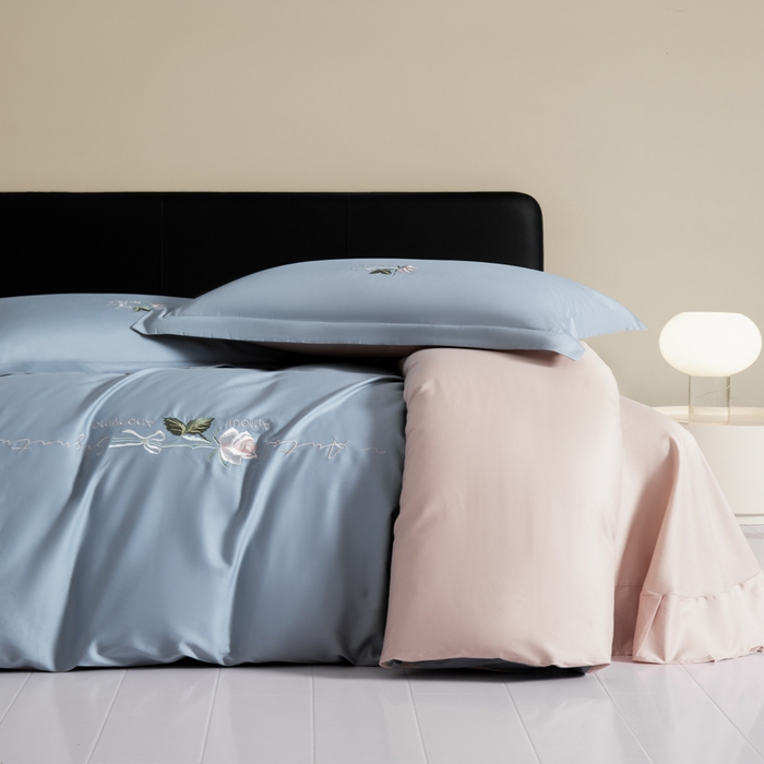 91家纺网 家纺一手货源 找家纺 秀色家纺 2025新款轻奢60支贡缎长绒纯棉四件套全棉简约清新刺绣花被套床单高级感 唤醒-天空蓝+茱萸粉
